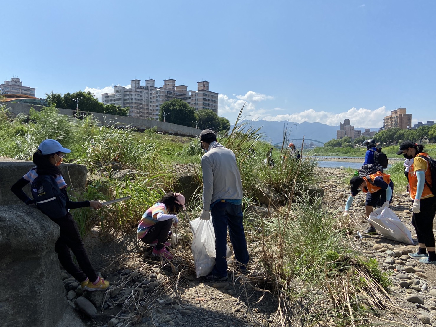 新北市家庭志工出任務  到三峽溪淨溪  沿著溪流撿拾各項廢棄物和垃圾